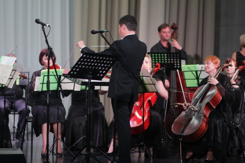 Камерный оркестр и солисты областной филармонии открыли концертный сезон в Соль-Илецке (видео)
